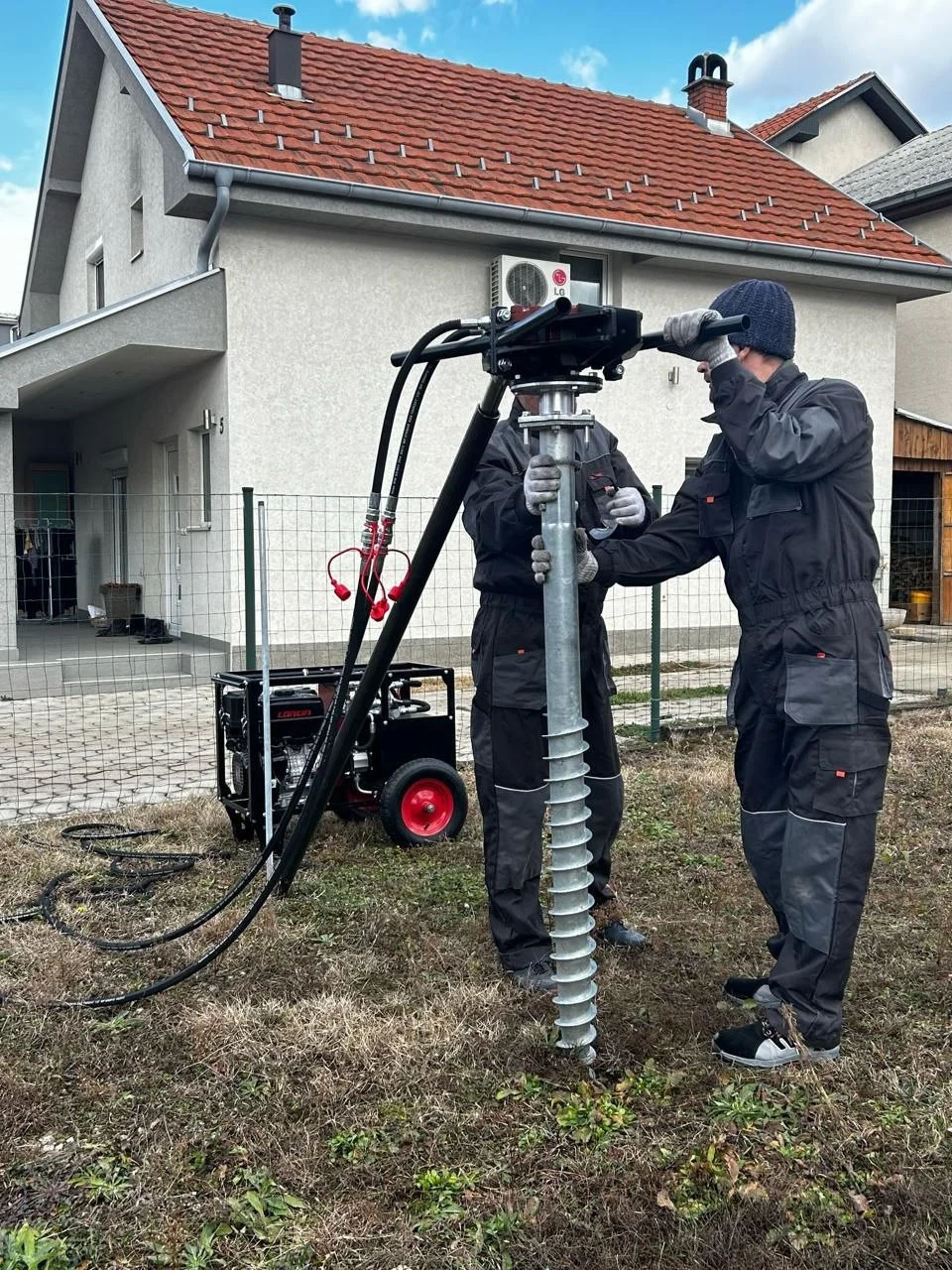 Sraigtinių polių montavimas su hidrauline įranga